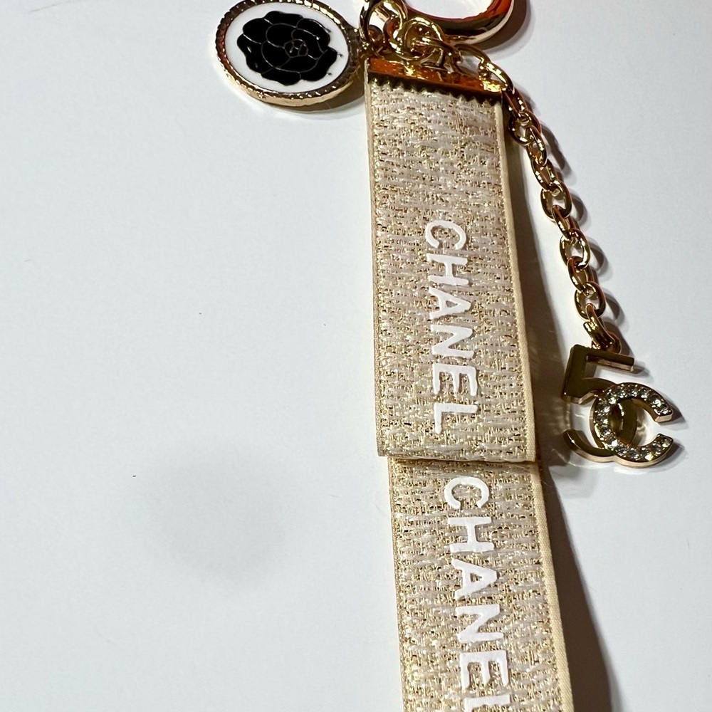 CHANEL Cream and Gold Key Holder - Bag Charm NIB - Picture 8 of 13